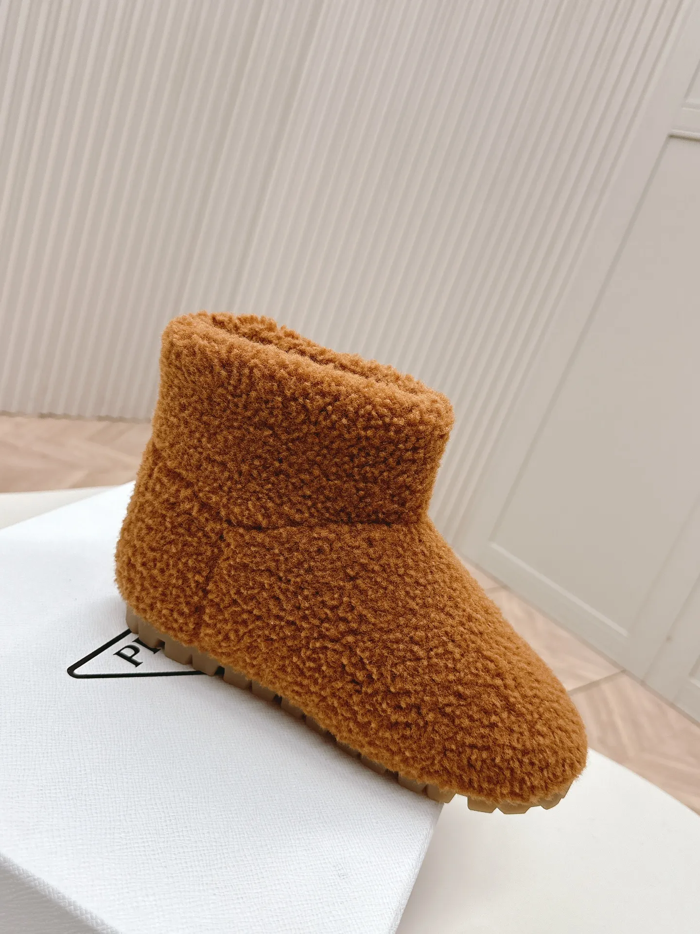 👟👟Ex-factory price 560👟👟 Prada prada24 autumn and winter furry short boots snow boots． The classic triangle buckle is comfortable, cute, cute, fashionable, elegant and versatile. The wool is comfortable and soft, awakening the warmth of autumn and winter. Let you walk comfortably from morning to night. You can easily manage the changing seasons. Wool, original outsole! 35-40 yards